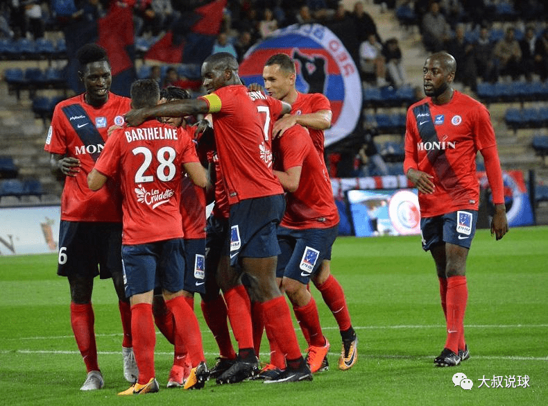  斯特拉斯堡vs尼斯爆发大规模冲突，多人染红被罚下  