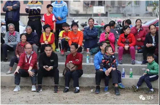  梅斯主场球迷山呼海啸，法甲氛围营造助力球队腾飞