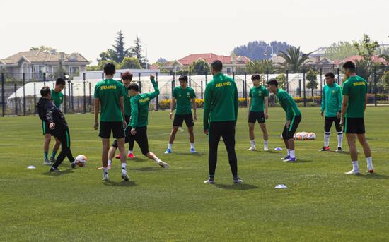  卡昂保级关键期凝聚团队力量